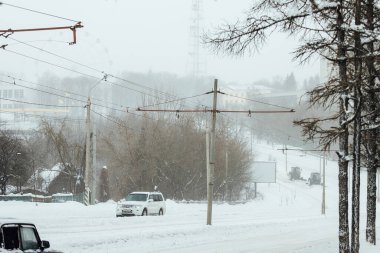 Araba karla kaplıydı. Derin kar yığınları sürücüler için bir sorundur. park halindeki bir araba fırtınada kar fırtınasıyla kaplıydı.