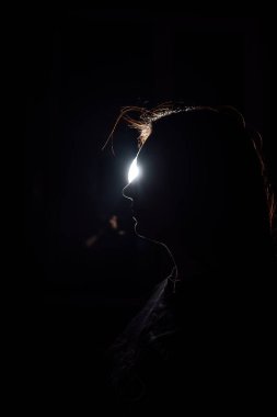 Stüdyo ışığındaki kız. Profesyonel bir fotoğrafçıyla fotoğraf çekimi. Yatak odası tarzında portre