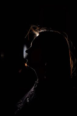 Stüdyo ışığındaki kız. Profesyonel bir fotoğrafçıyla fotoğraf çekimi. Yatak odası tarzında portre