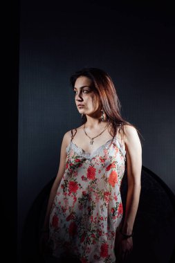 Stüdyo ışığındaki kız. Profesyonel bir fotoğrafçıyla fotoğraf çekimi. Yatak odası tarzında portre