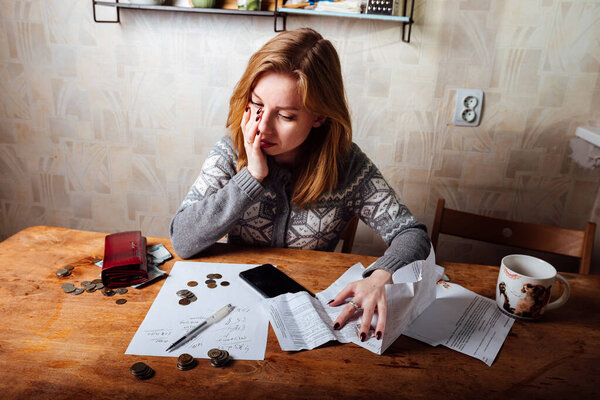 Девушка считает налоги. заполнить платежные документы на коммунальные услуги и аренду. надлежащее распределение денег в семье