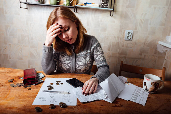 Девушка считает налоги. заполнить платежные документы на коммунальные услуги и аренду. надлежащее распределение денег в семье