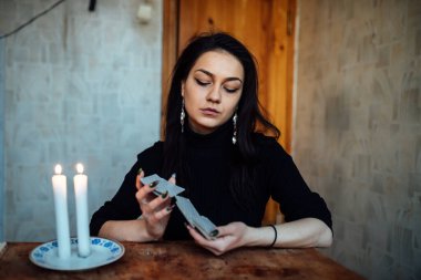 Falcı geleceği tahmin etmek için kartları karıştırıyor.