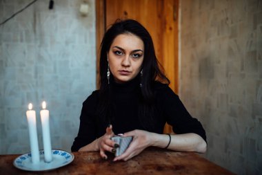 Falcı geleceği tahmin etmek için kartları karıştırıyor.