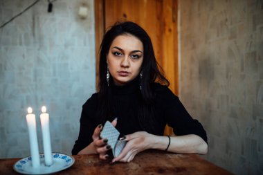 Falcı geleceği tahmin etmek için kartları karıştırıyor.