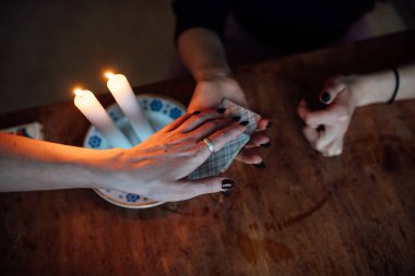 Bir falcının elinden bir kart seç. Bir kadın büyülü bir tören sırasında fal bakar. Mistisizme inanmak