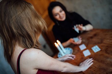 Bir falcı, tarot kartlarındaki bir kızın kaderini ve geleceğini tahmin eder.