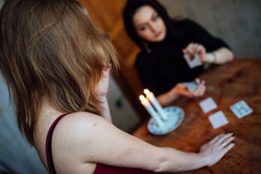 Bir falcı, tarot kartlarındaki bir kızın kaderini ve geleceğini tahmin eder.