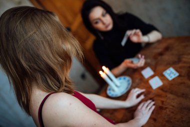 Bir falcı, tarot kartlarındaki bir kızın kaderini ve geleceğini tahmin eder.