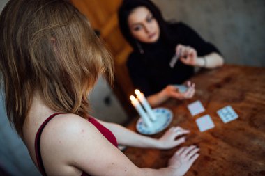 Bir falcı, tarot kartlarındaki bir kızın kaderini ve geleceğini tahmin eder.