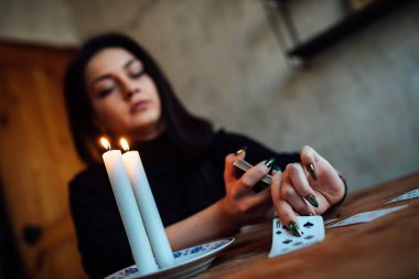 Falcı geleceği tahmin etmek için kartları karıştırıyor.