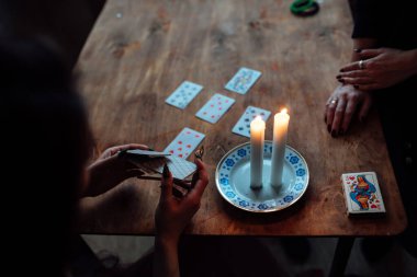 Bir falcının elinden bir kart seç. Bir kadın büyülü bir tören sırasında fal bakar. Mistisizme inanmak