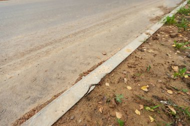 Yetersiz uygulanmış yol onarımı. Eski kaldırım taşını yenisiyle değiştiriyorum.