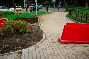 Sarkık kaldırım taşları. Şehir meydanında düzensiz bir kaldırım. Yaya geçidinin batan kaldırımları