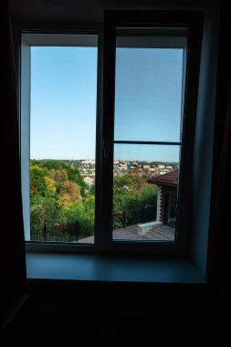 Yeşil şehirdeki otel penceresinden manzara. Bir yaz günü pencerenin dışındaki manzara