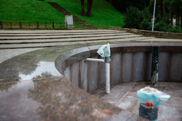 公園の噴水は動いていません 花崗岩の泉の排水口 観光シーズンじゃない 水供給システムの予防保全 — ストック写真