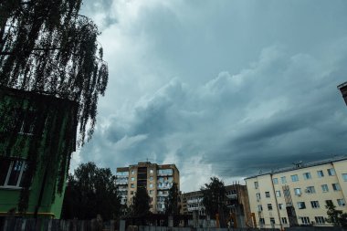 Şehrin üzerinde korkunç bulutlar. Havada ani bir değişiklik oldu. Şiddetli bir fırtına ve fırtına yaklaşıyor. Gökyüzündeki kasvetli kara bulutlar