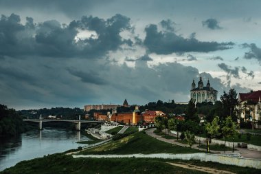 Şehrin üzerinde korkunç bulutlar. Havada ani bir değişiklik oldu. Şiddetli bir fırtına ve fırtına yaklaşıyor. Gökyüzündeki kasvetli kara bulutlar