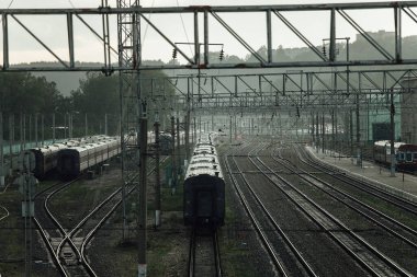 İstasyonun yakınında çok raylı bir tren yolu var. Trenler sağanak yağmur altında çalışır