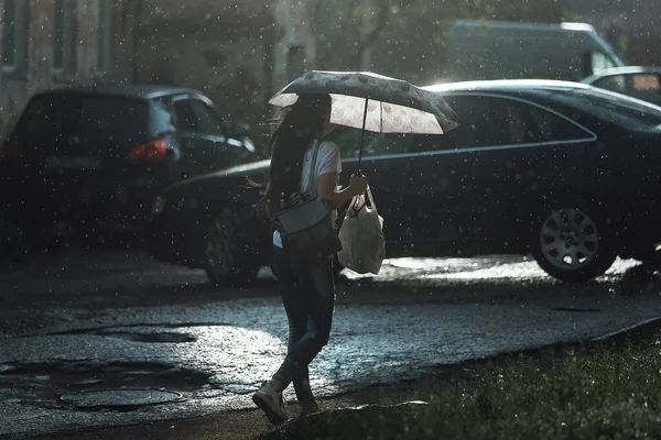 Een Meisje Loopt Onder Een Paraplu Regen Schieten Voor Zon — Stockfoto