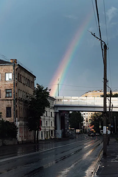 Een Regenboog Een Brug Een Straat Landschap Van Woestijn Stad — Stockfoto