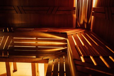 Tahta masa ve saunada sandalyeler. Dinlenmek ve dinlenmek için soyunma odası ve buhar odası. Rahatlama ve kaplıca tedavisi için bir kır evi.