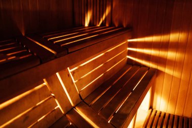 Tahta masa ve saunada sandalyeler. Dinlenmek ve dinlenmek için soyunma odası ve buhar odası. Rahatlama ve kaplıca tedavisi için bir kır evi.