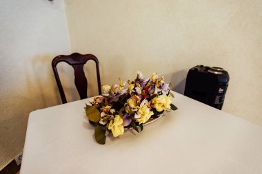 Restoranda masa servisi yapıyordu. Festival davetlileri için resepsiyon salonu. Pahalı bir restoranın içinde.