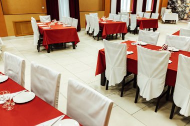 Restoranda masa servisi yapıyordu. Festival davetlileri için resepsiyon salonu. Pahalı bir restoranın içinde.