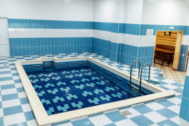 Spor salonunda yüzmek için yüzme havuzu. Kapalı havuzda temiz ve soğuk su