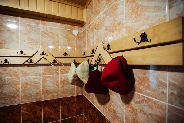 Chapéus Banho Pendurados Cabide Sala Vapor Sauna Quente Para Recreação — Fotografia de Stock