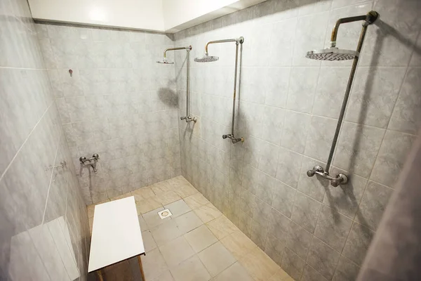 Openbare Douche Kleedkamer Van Sportschool Sport Veel Identieke Douchecabines — Stockfoto