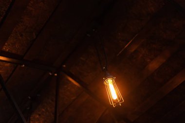 Edison Lambaları tavanın altında. Bir kır yazlığının verandasının altında dekoratif eski moda ışıklandırma.