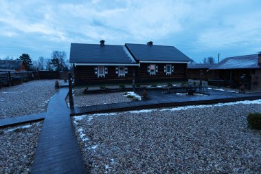 Pencerelerinde dekoratif kepenkleri olan ahşap bir ev. Turistler için geleneksel Avrupa tarzında bir tatil evi ön cephesi