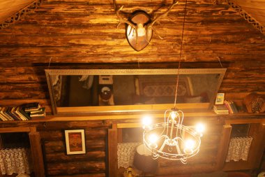 Tahta bir duvardaki ayna. Çatı katı tarzında odanın içi.