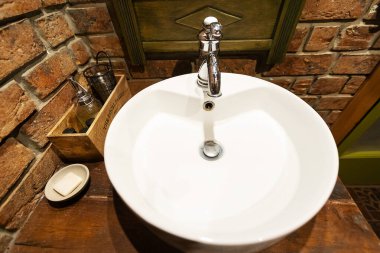 Banyodaki beyaz lavabo. Banyoda yeni bir minimalist iç mekan. el yıkama ve hijyen