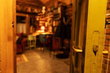 Mum tutacağı masanın üstünde. Eski moda oda ışıklandırması için mum. Bir kır evinin içinde mum ışığında romantik bir yemek.