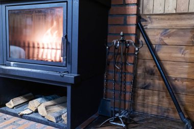 Ev şöminesi. Bir kır evinin içi rahattır. Odada klasik taş şömine var. Sıcak bir alev fırında çatırdıyor.