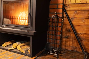 Ev şöminesi. Bir kır evinin içi rahattır. Odada klasik taş şömine var. Sıcak bir alev fırında çatırdıyor.