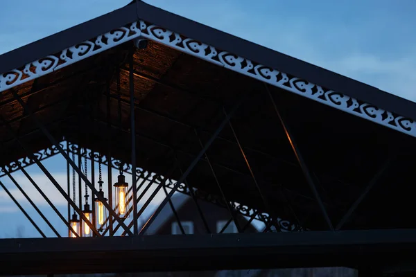 Lampy Edison Pod Sufitem Dekoracyjne Staromodne Oświetlenie Pod Dachem Werandy — Zdjęcie stockowe
