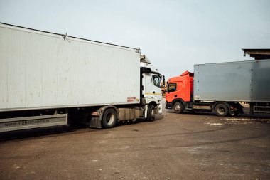 Kamyon tonlarca odun atığı boşaltıyor. Talaş ve talaşlar daha ileri işlemler için depolanır. Atık odun dağı