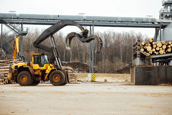 Voorlader Voor Het Laden Van Hout Een Industriële Trekker Gekapt — Stockfoto