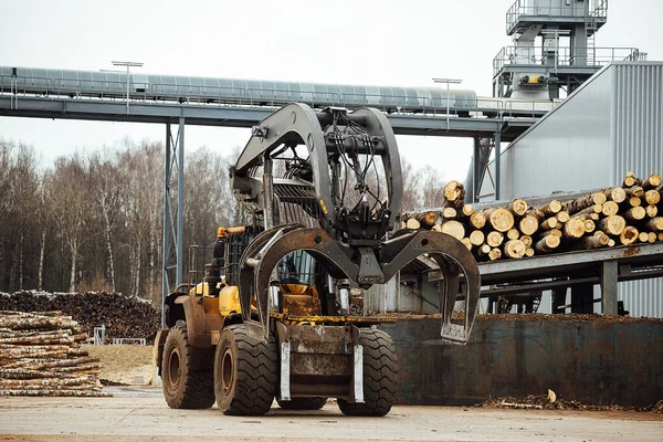 Front Loader Loading Timber Industrial Tractor Transports Felled Wood Wood — Stock Photo, Image