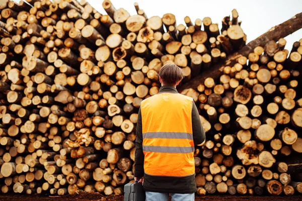 Worker Overalls Stands His Back Wood Warehouse Lot Logs Harvested — Stock Photo, Image