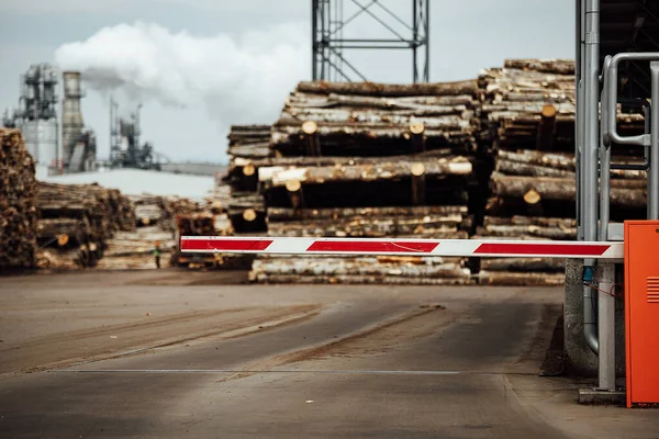 Verlaagde Slagboom Bij Ingang Van Fabriek Een Pas Vereist Voor — Stockfoto