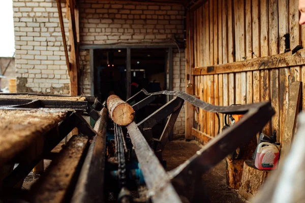 Pracovník Nasměruje Deník Dopravníku Osoba Pracuje Ochranné Formě Pilu Automatizované — Stock fotografie