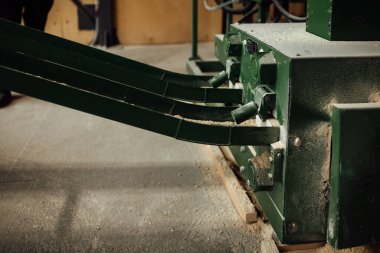 Yakıt briketlerinin üretimi için taşıyıcı. Basınç altında odun talaşından otomatik yakıt üretimi