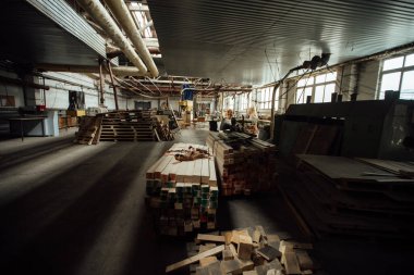 Fabrika dükkanı. Küçük bir işletmenin üretim odasının içinde. Marangoz taşıyıcısı. İşçiler meşgul.