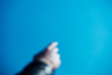 Paraşütçüler uçaktan çok yüksekten atlarlar. Ekstrem sporların adrenalini. Paraşütçü açık mavi gökyüzüne doğru serbest düşüşte