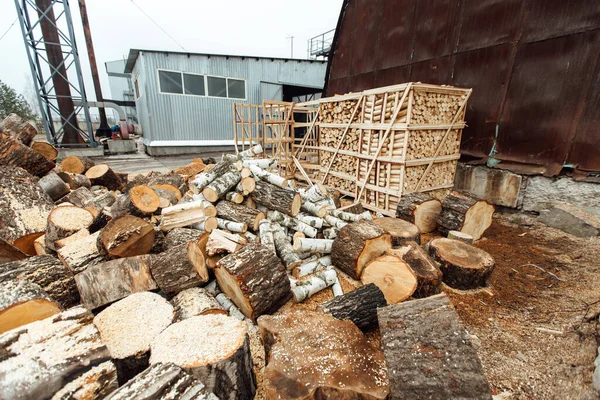 Lager Stapeln Sich Die Gesägten Bretter Baumaterialien Die Einem Holzverarbeitenden — Stockfoto